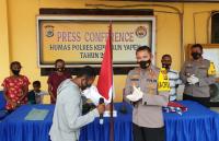 Komandan Kelompok Kriminal Bersenjata Kepulauan Yapen, Papua Menyerah